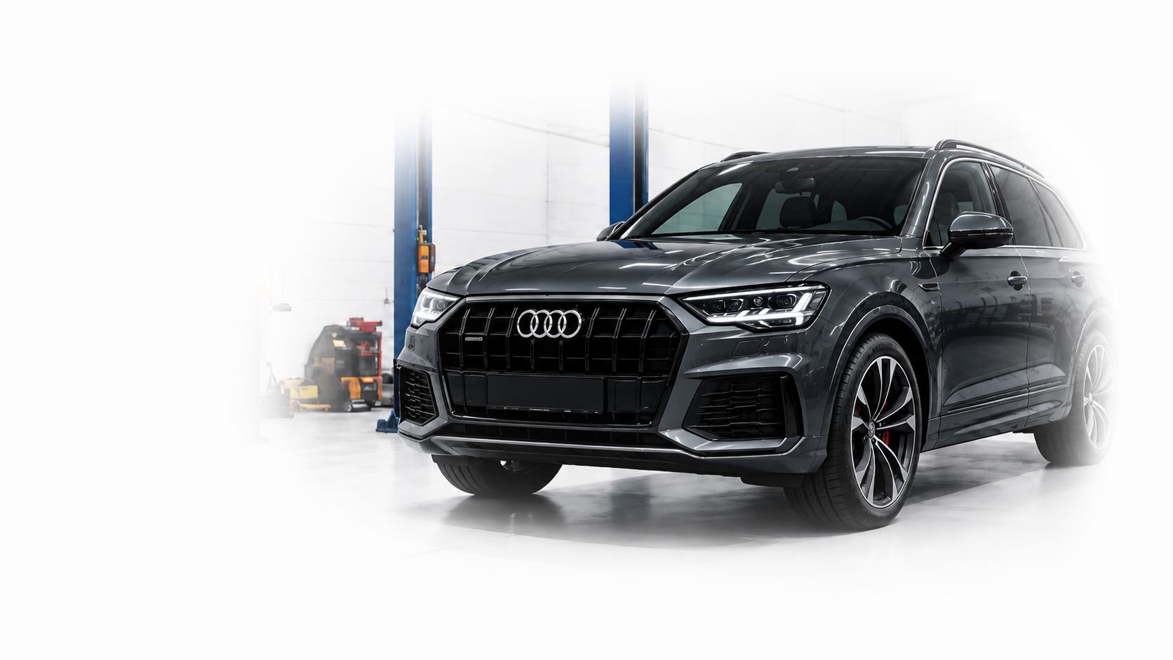 Tamsiai pilkas Audi visureigis automobilių servise