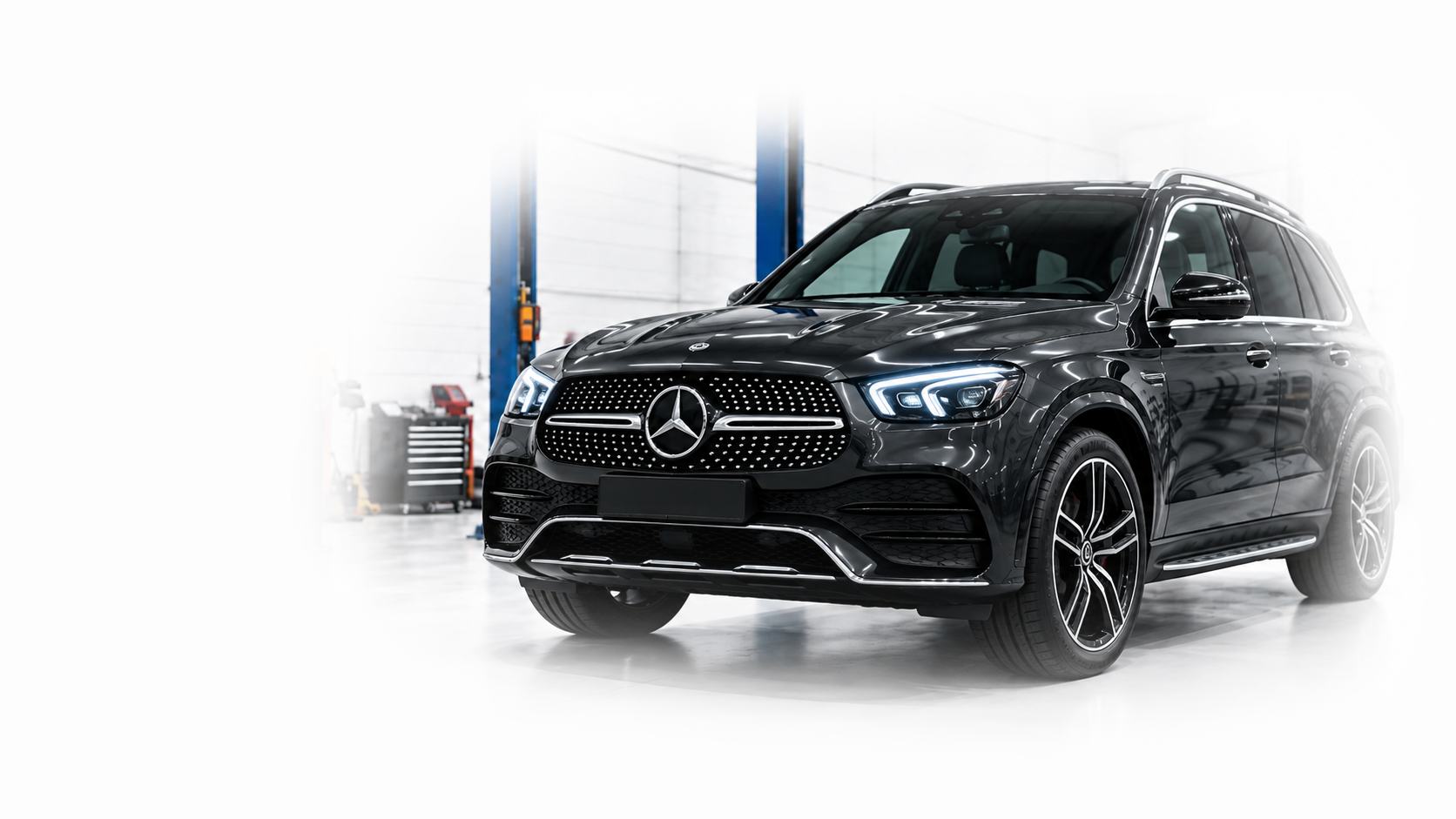 Tamsiai pilkas Mercedes-Benz GLE visureigis automobilių servise